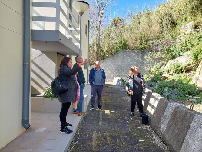 Bloco alerta para falta de segurança junto a prédio habitacional na Praia da Vitória