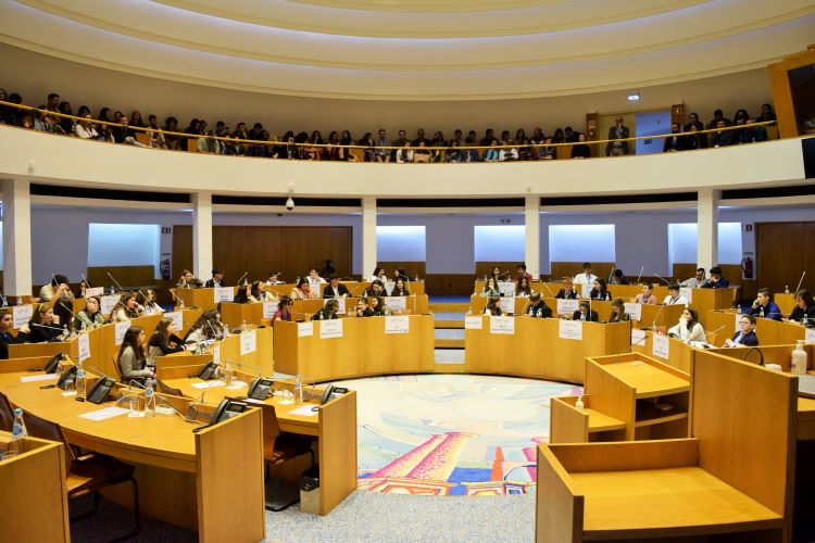 Escolas do Pico, Terceira e São Miguel vão representar os Açores na sessão nacional do Parlamento 